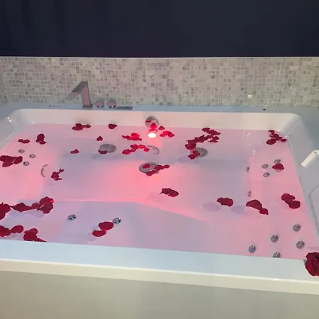 L'eclipse Maison Romantique Avec Jacuzzi Alojamento de Acomodação e Pequeno-almoço
